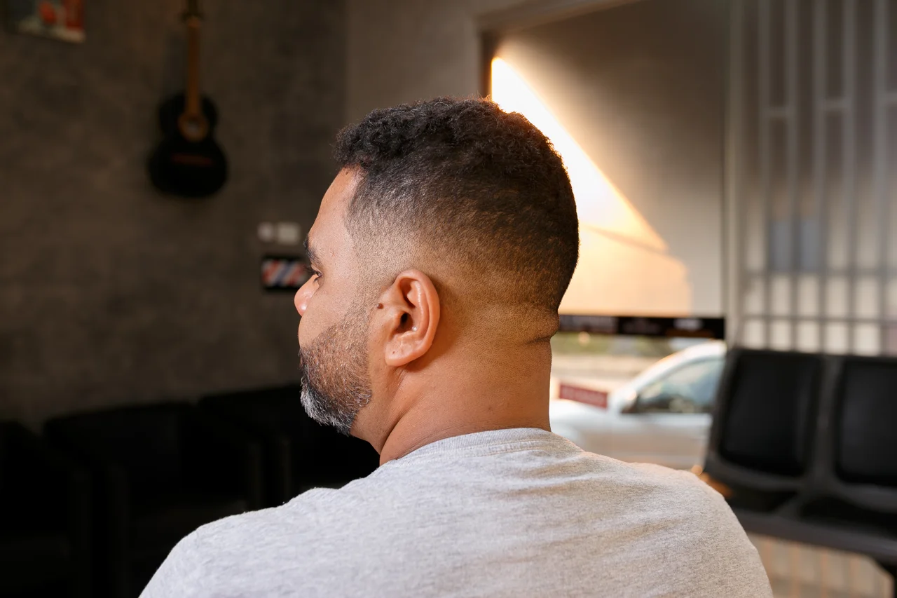 Acabamento de um corte de cabelo na Rhotz