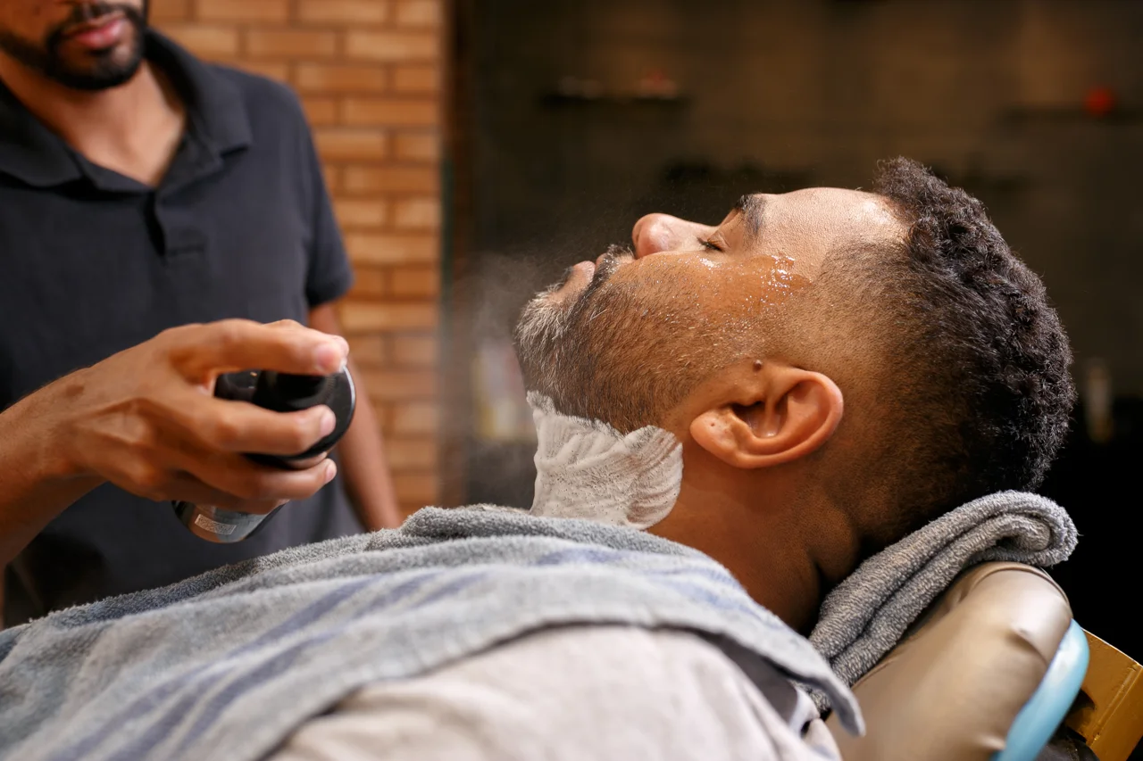 O ritual de barbear com espuma e cuidado profissional na Rhotz Barber